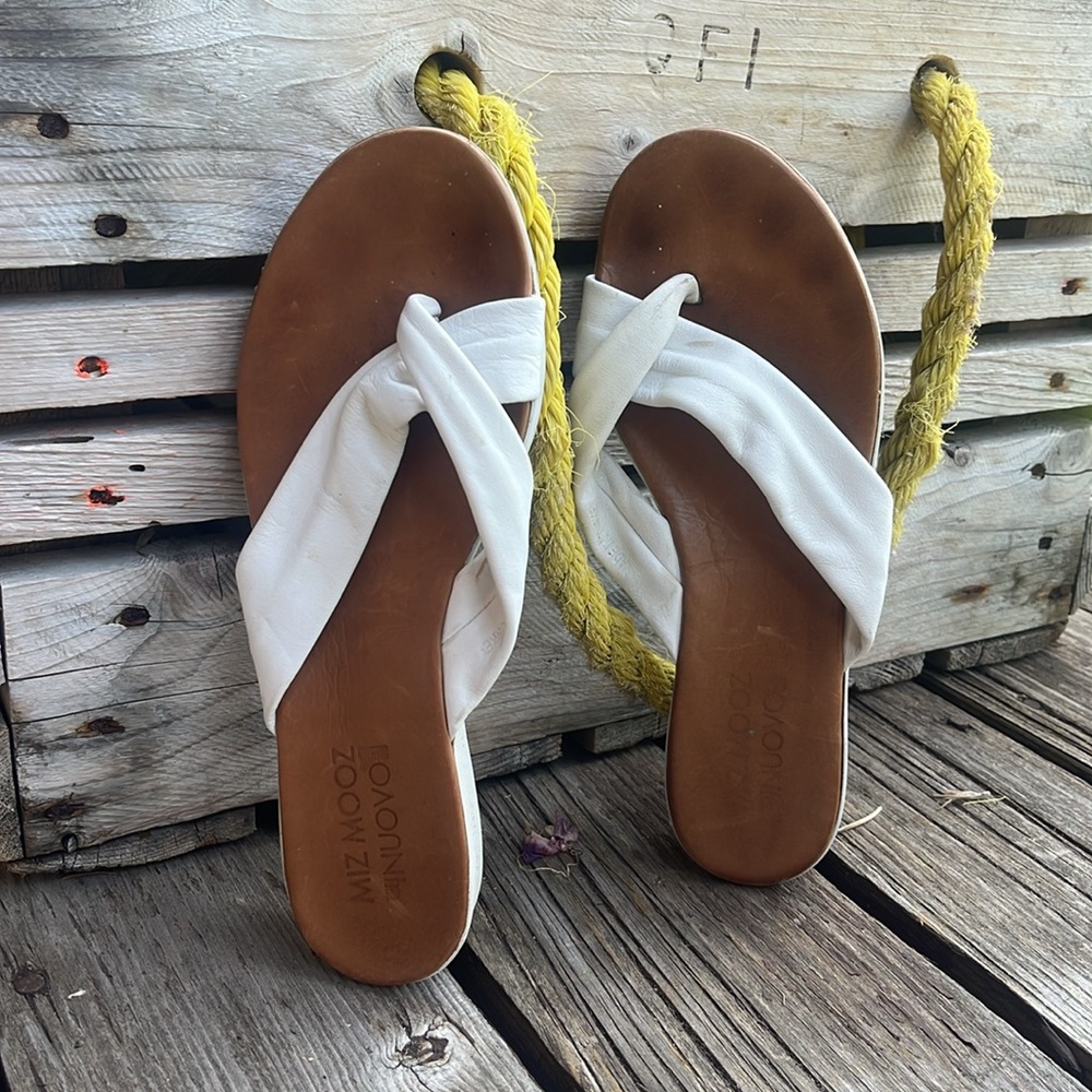 Miz Mooz “The Inuovo Collection” White Leather Thong Sandals - Size 39 - Picture 6 of 9